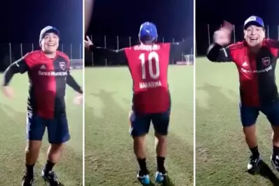 Video: Maradona se puso la camiseta de Newell's y cantó contra Central