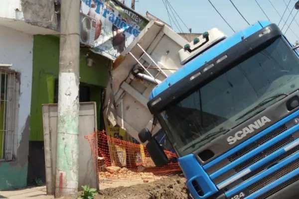 Video: un camión con acoplado volcó y destruyó una carnicería