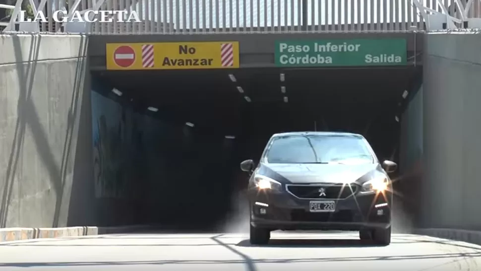 SALIDA. Un vehículo sale del túnel de la Córdoba; por detrás queda una nube de polvo. CAPTURA DE VIDEO