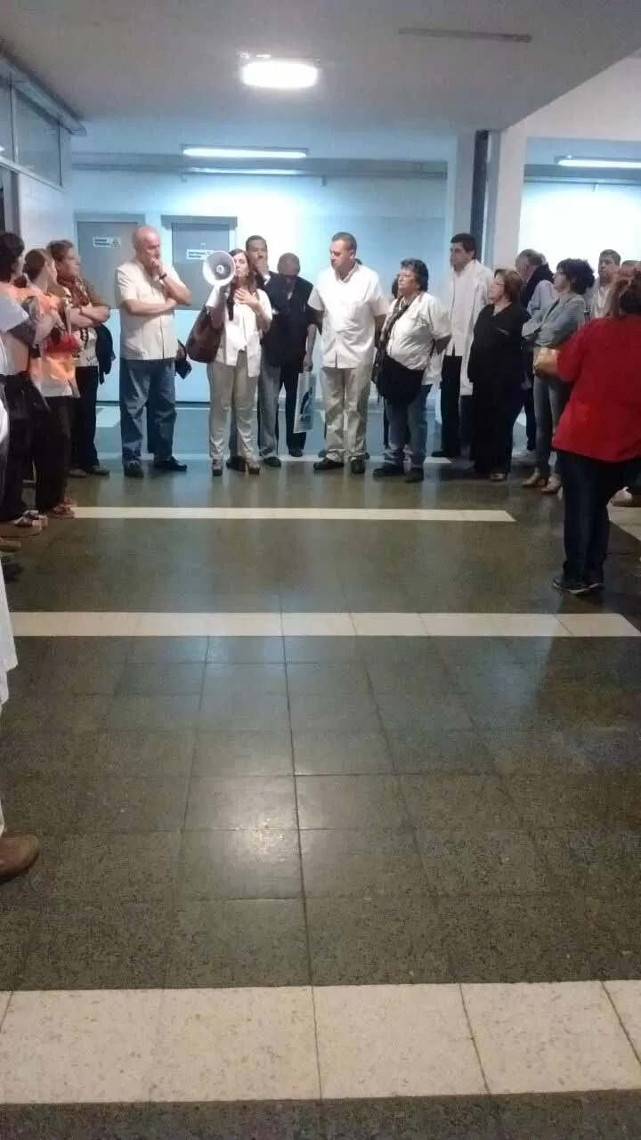 DISCONFORMES. Trabajadores reclamaron en los pasillos del Centro de Salud.  