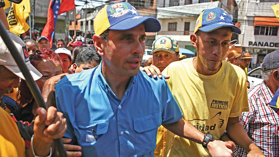 REFERENDO. Capriles se movilizó ayer para convocar a la gente a firmar. REUTERS