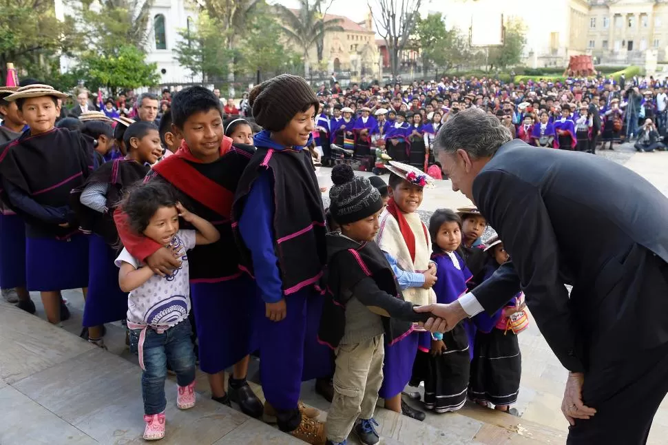 MUCHO GUSTO. El presidente Santos visitó la ciudad de Narino, donde fue saludado por niños escolares. reuters