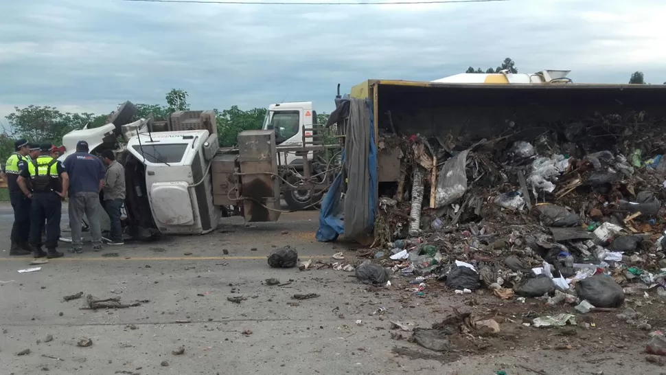BASURA DESPARRAMADA. El camión se quedó sin frenos y el conductor perdió el control; los dueños pretendían llevarse el rodado instantes después del accidente. 