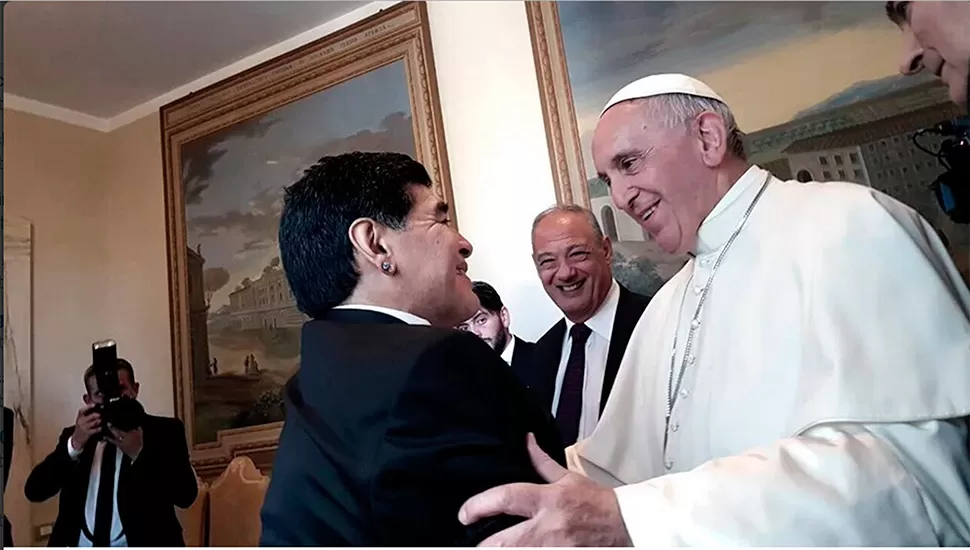 Maradona estuvo en el papa Francisco antes de jugar ekl Partido por la Paz.
FOTO DE DYN