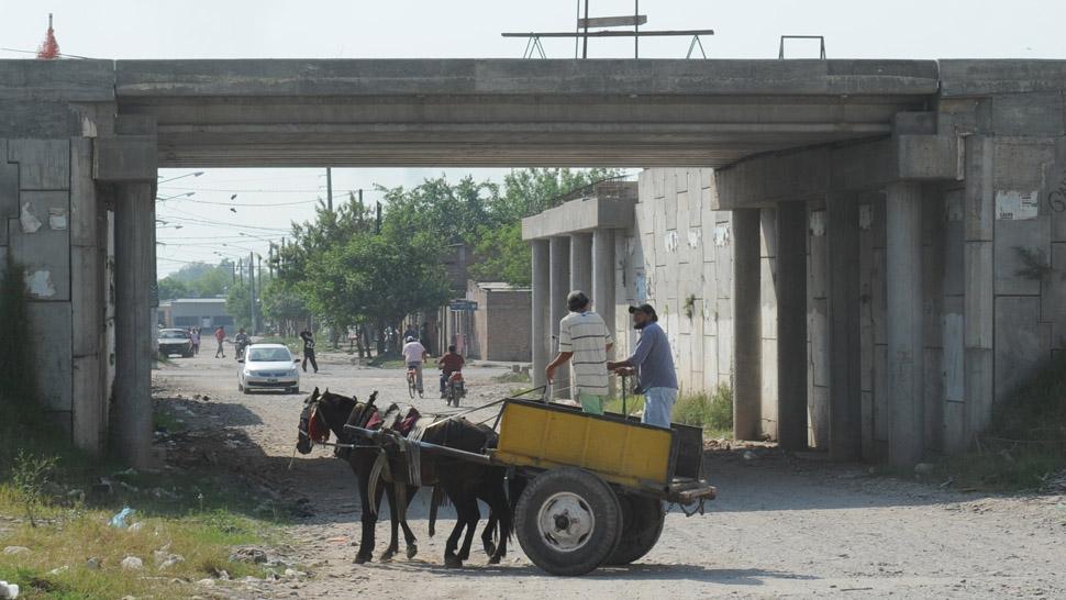 ZONA MUY PELIGROSA. La calle Guatemala, que cruza por debajo del puente de la autopista, que aún no está terminado. LA GACETA / FOTO DE ANTONIO FERRONI