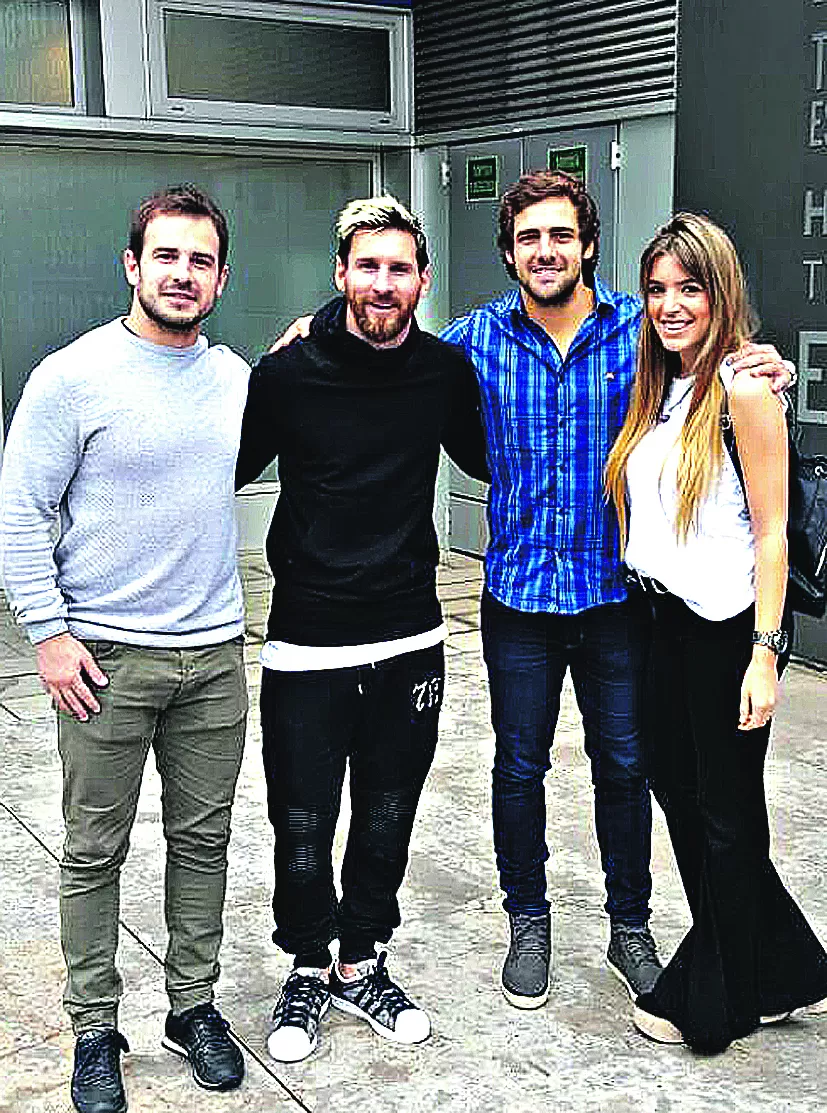 JUNTOS. Benjamín Sánchez, Messi, “Nico” y Juliana, su esposa, en Barcelona.  foto de benjamin sanchez