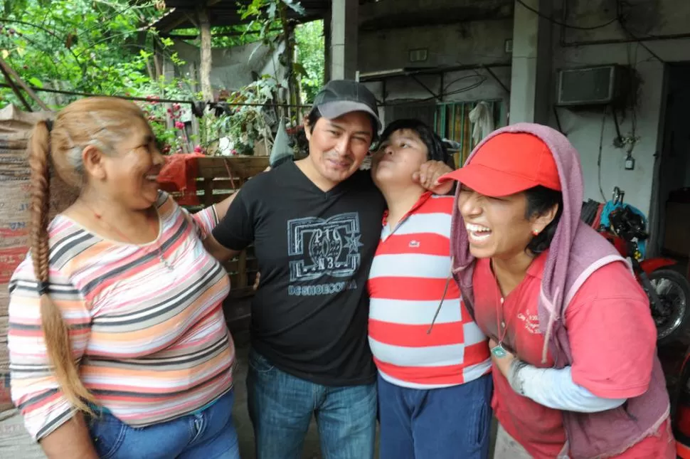 EN FAMILIA. Donato Gutiérrez (con remera negra) abraza a su hijo Cristian; lo acompañan su mujer Elizabeth (con gorra roja) y su suegra, Bernardina. la gaceta / Fotos de José Nuno