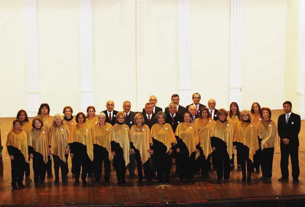 DE GALA. Son treinta integrantes de varias generaciones que formaron parte del Coro Universitario de Tucumán.  facebook / coral exun