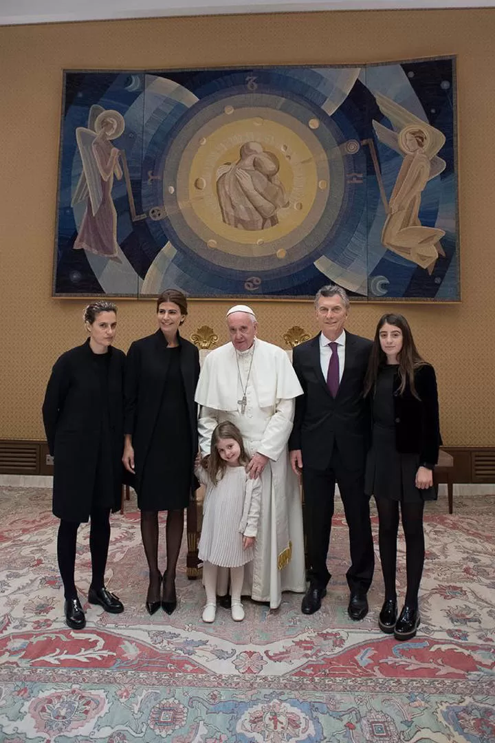 EN EL VATICANO. Juliana Awada y Macri posan junto con el Papa y con sus hijas Agustina, Antonia y Valentina. dyn 