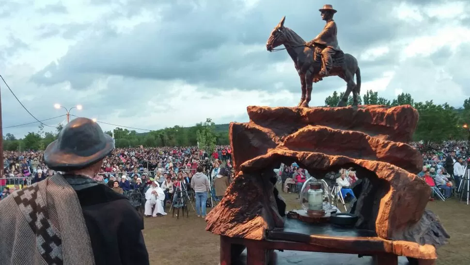 VILLA BROCHERO. La multitud aparece detrás de una estatua de cura gaucho. LA GACETA / MAGENA VALENTIÉ (ENVIADA ESPECIAL)