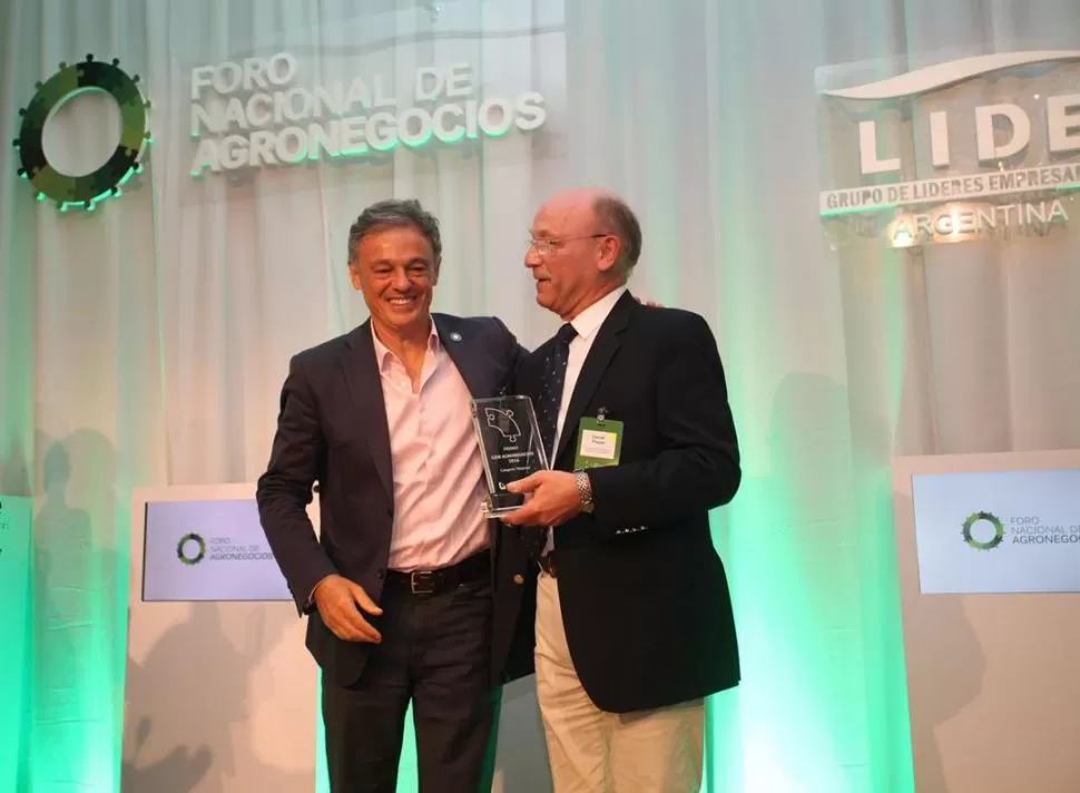 ACTO. Ploper (derecha) recibió el premio de manos del ministro Cabrera. prensa EEAOC