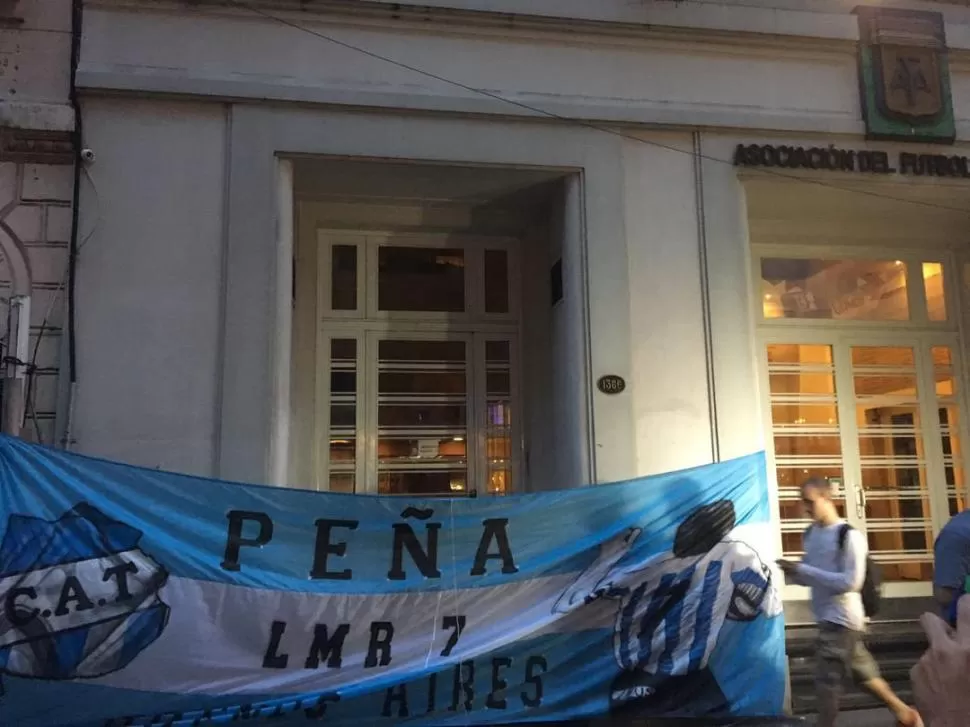 CASA TOMADA. La peña Luis Miguel Rodríguez, de Buenos Aires, se hizo presente frente a la sede de la AFA, en calle Viamonte al 1.300, con una gran bandera. gentileza gonzalo cabello