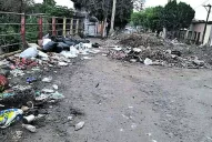 Una empresa constructora vuelca agua con restos de mezcla en calles de Yerba Buena