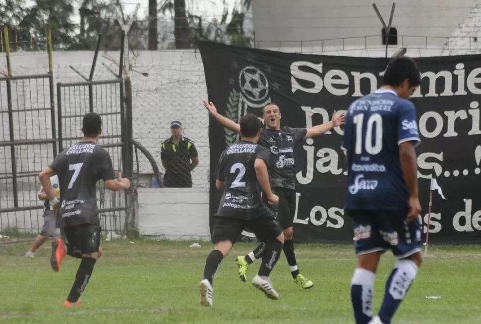UN GRITO QUE VALE TRES PUNTOS. Gonzalo Garavano, delantero de Concepción FC acaba de anotar el único gol.  la gaceta / foto de osvaldo ripoll