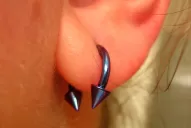 Se puso un aro en la oreja, se le infectó y murió: tenía 14 años