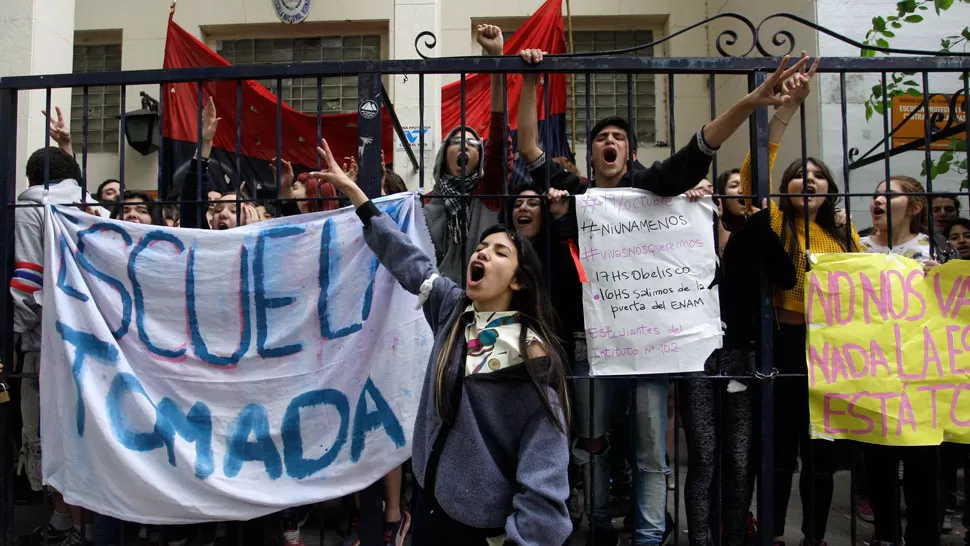 ESCUELA TOMADA. Alumnos de una escuela de Banfield, en Buenos Aires, tomaron el establecimiento en protesta contra la evaluación. DYN
