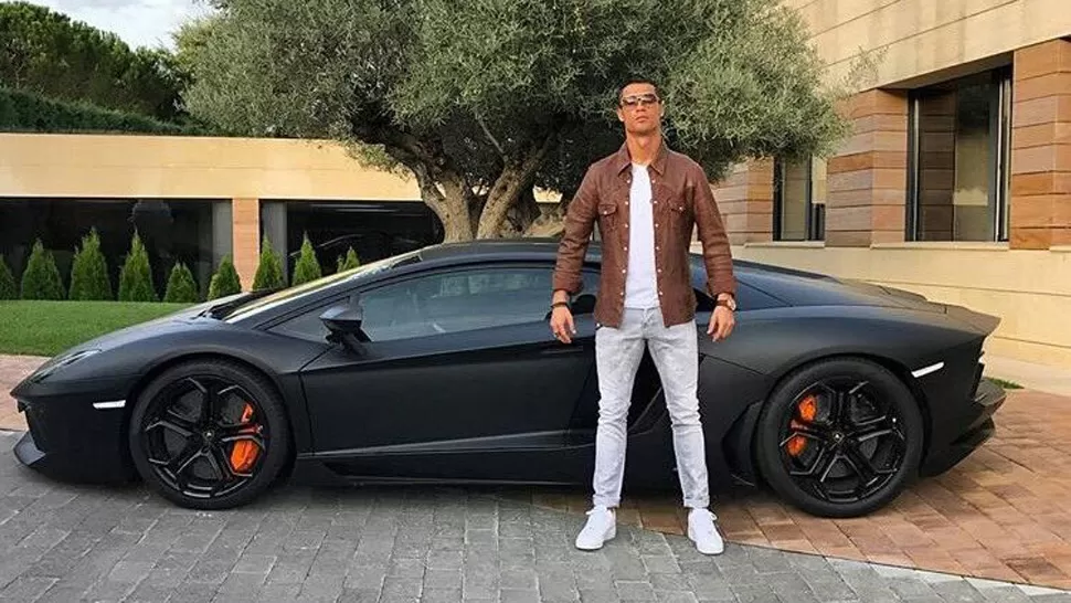 Cristiano Ronaldo mostró su nuevo auto y los memes no tardaron en aparecer