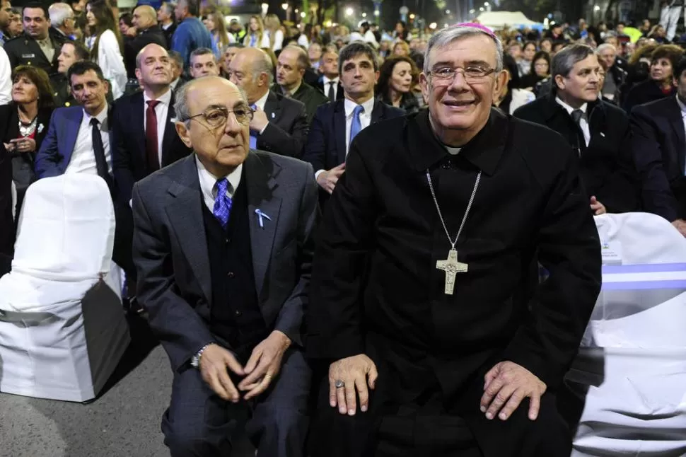 EN LA PRIMERA FILA. Antonio Gandur, presidente de la Corte, y el arzobispo Alfredo Zecca en julio, en la inauguración del monumento al Bicentenario. la gaceta / archivo