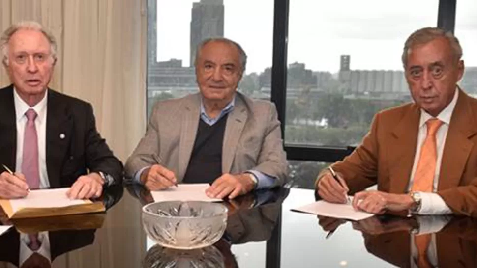 ENCUENTRO. Di Fiori (CAC), Cavalieri (Faecys) y Cornide (CAME), en la firma del convenio salarial. FOTO DE CAME.