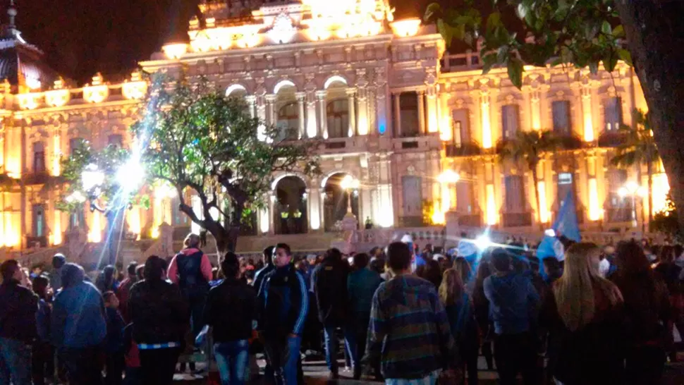 Los hinchas regresaron a la plaza Independencia para protestar contra la AFA. FOTO ENVIADA A TRAVÉS DE WHATSAPP