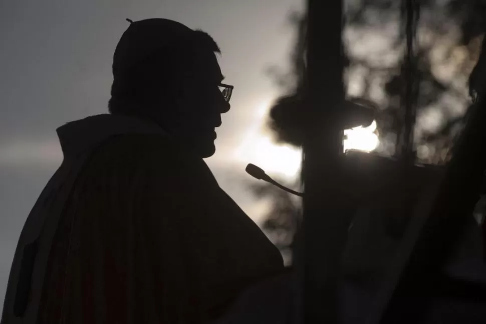 EN LA MISA DE CORPUS CHRISTI. El arzobispo Alfredo Zecca en la fiesta religiosa celebrada en junio de 2014.   la gaceta / foto de Diego Aráoz (archivo)