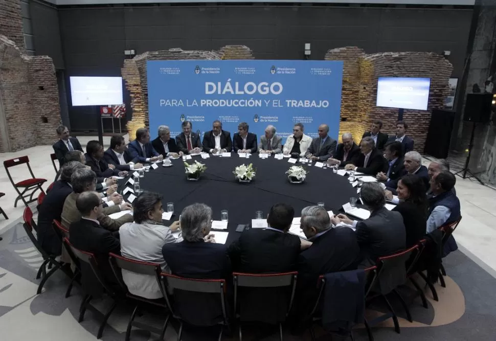 MESA REDONDA. Funcionarios del Gobierno, empresarios y dirigentes de la CGT llegaron a un primer acuerdo ayer, en la reunión de la Mesa de Diálogo. dyn 