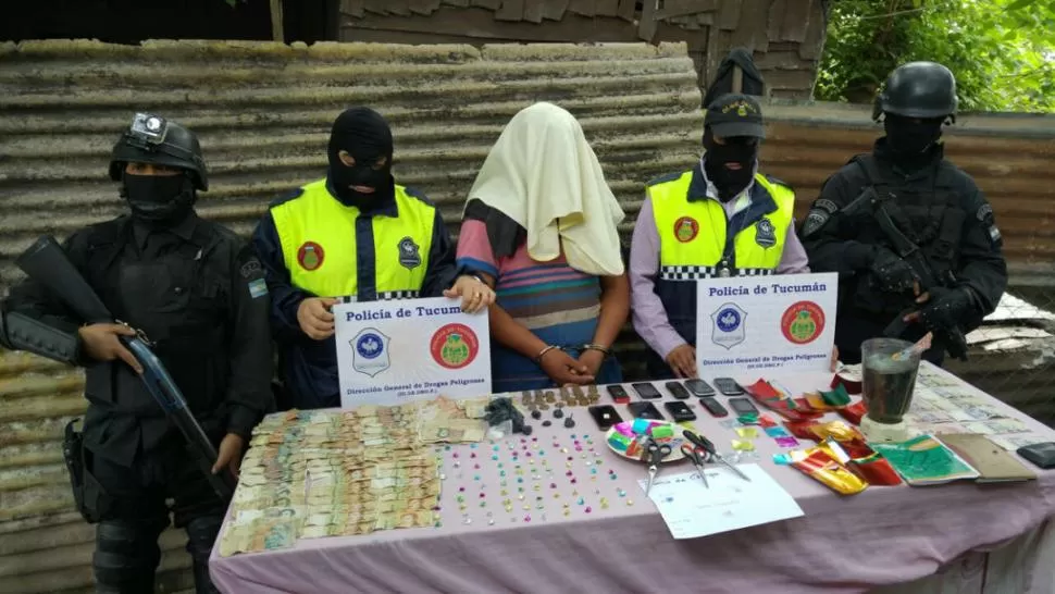 LAS PRUEBAS. “Juan Pera” con la droga y los elementos secuestrados. gentileza policia de tucumán