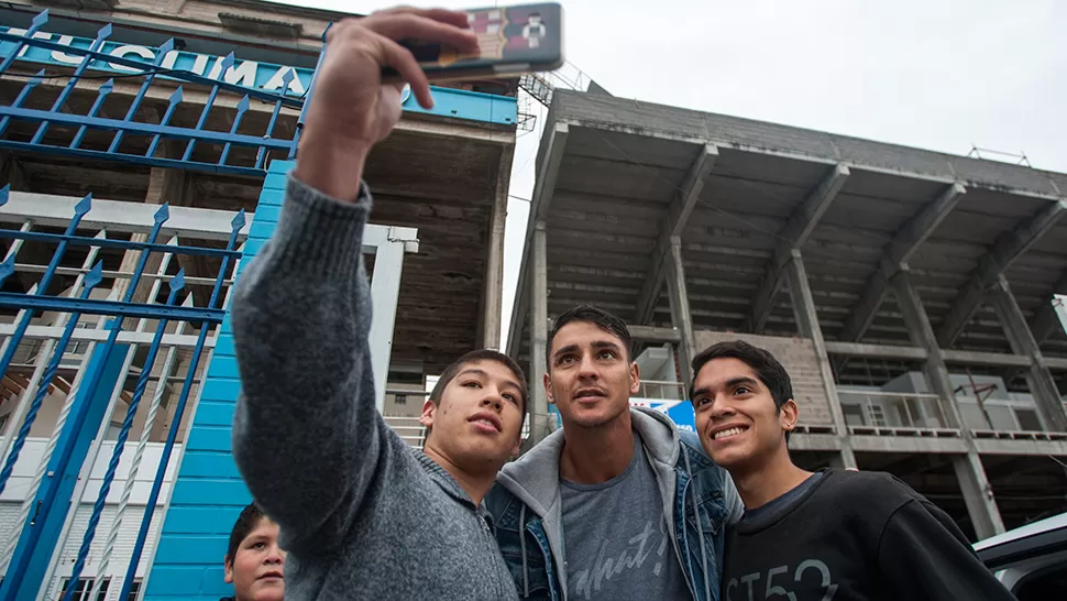 Zampedri fue uno de los más elegidos a la hora de la selfie. LA GACETA/FOTO DE DIEGO ARÁOZ