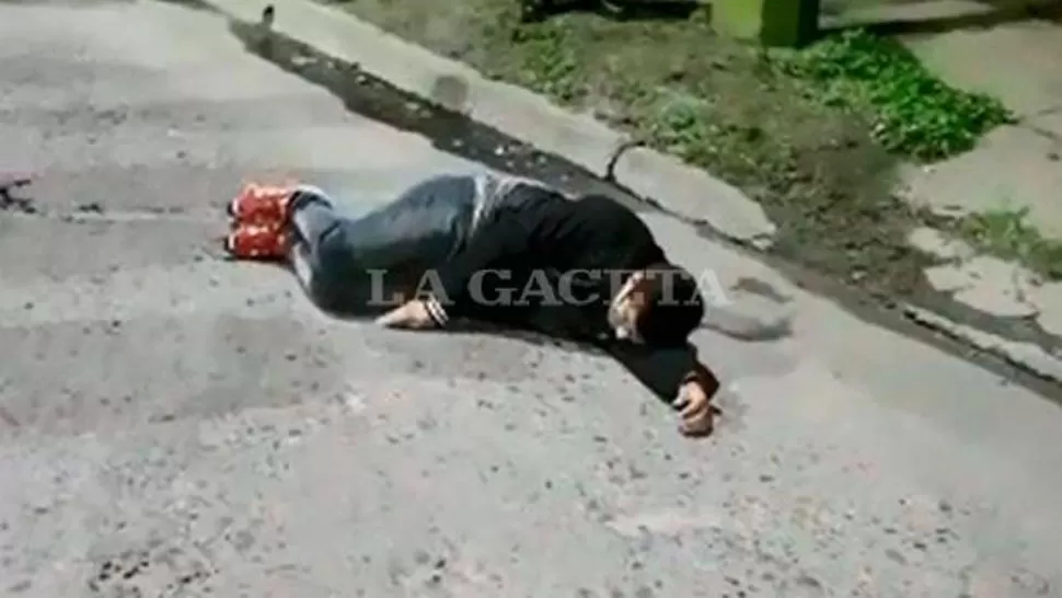 EL HERIDO. El hombre está tirado en la avenida. CAPTURA DE VIDEO