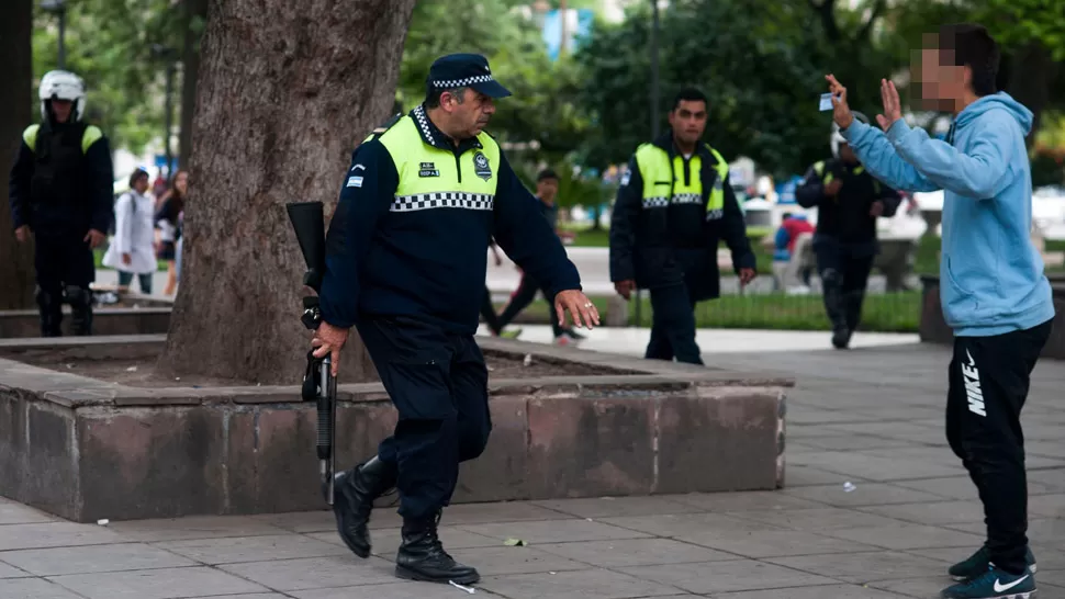 TENSIÓN. Un policía se acerca a un joven. LA GACETA / FOTO DE DIEGO ARAOZ