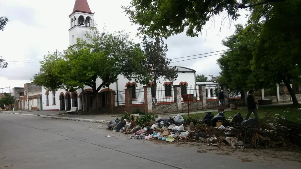 La basura se acumula junto a la iglesia y los vecinos están indignados