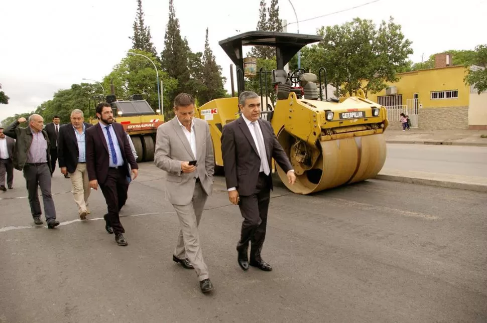 EN UNA AVENIDA. Alfaro recorrió ayer junto a Berarducci, su secretario de Gobierno, obras en la Juan B. Justo. prensa municipalidad