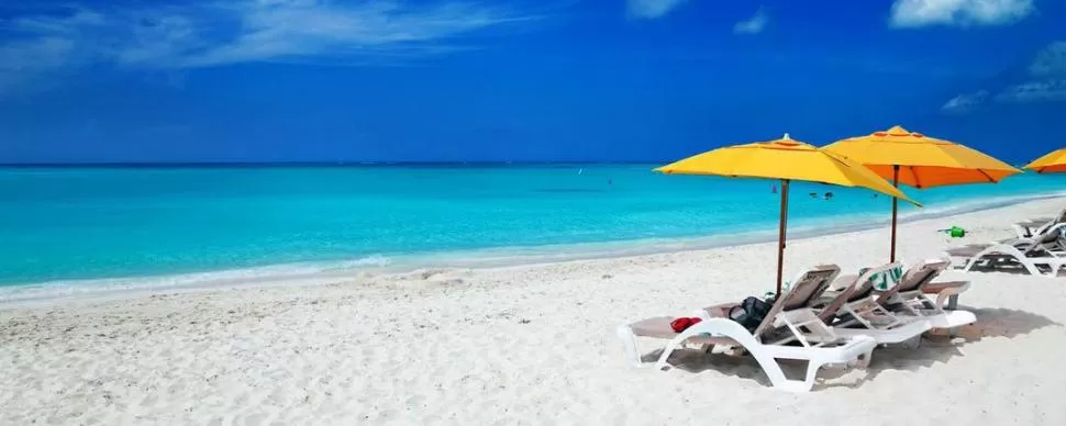 TODOS QUIEREN ARENA. Para viajar a un destino con playa, los expertos aconsejan que este es el momento para reservar y congelar los precios antes de que la inflación típica de las vacaciones nos arruine el descanso.  