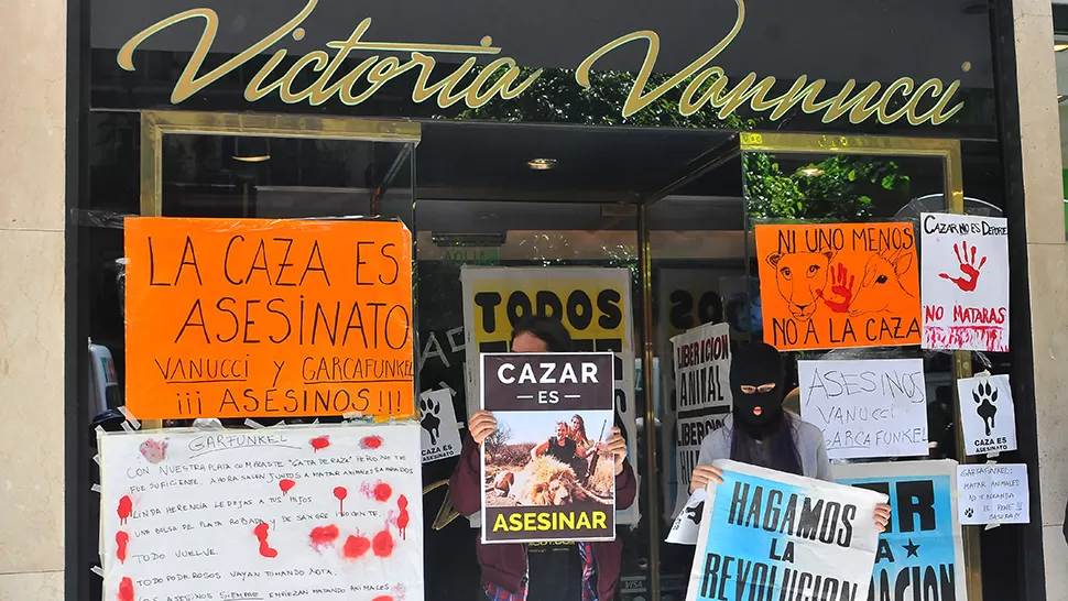 REACCIÓN. Proteccionistas y vecinos autoconvocados realizaron un escrache frente al local de Victoria Vanucci. FOTO DE TÉLAM. 