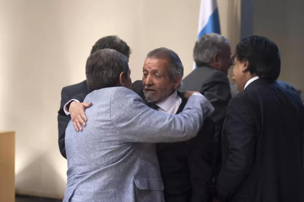 RETIENE LA PRESIDENCIA. El peronista Aybar, aliado a la Intendencia, es felicitado por Pérez (de espaldas). la gaceta / foto de diego aráoz