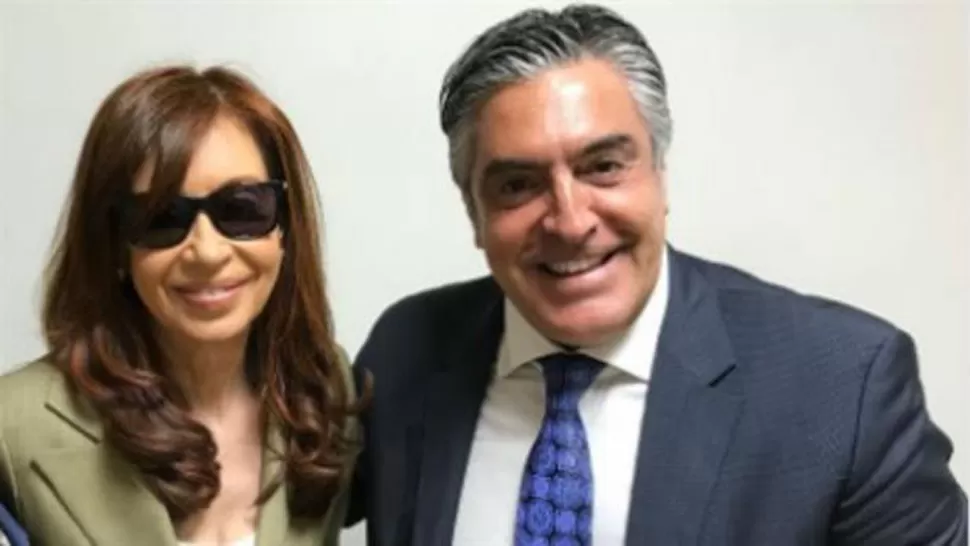 Cristina Kirchner y su abogado Gregorio Dalbon. FOTO TOMADA DE LANACION.COM.AR