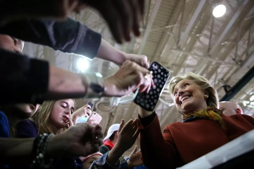 EN PITTSBURGH. Hillary Clinton saluda a simpatizantes, durante un acto. reuters
