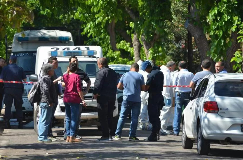 LAS PERICIAS. La Policía analizó la escena del triple crimen y luego retiró los cuerpos de las mujeres apuñaladas. dyn