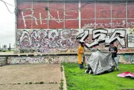 Instalan un asentamiento al lado del río