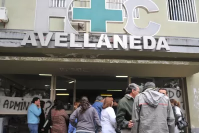 Video: protestaron frente al Hospital Avellaneda por la muerte de una paciente
