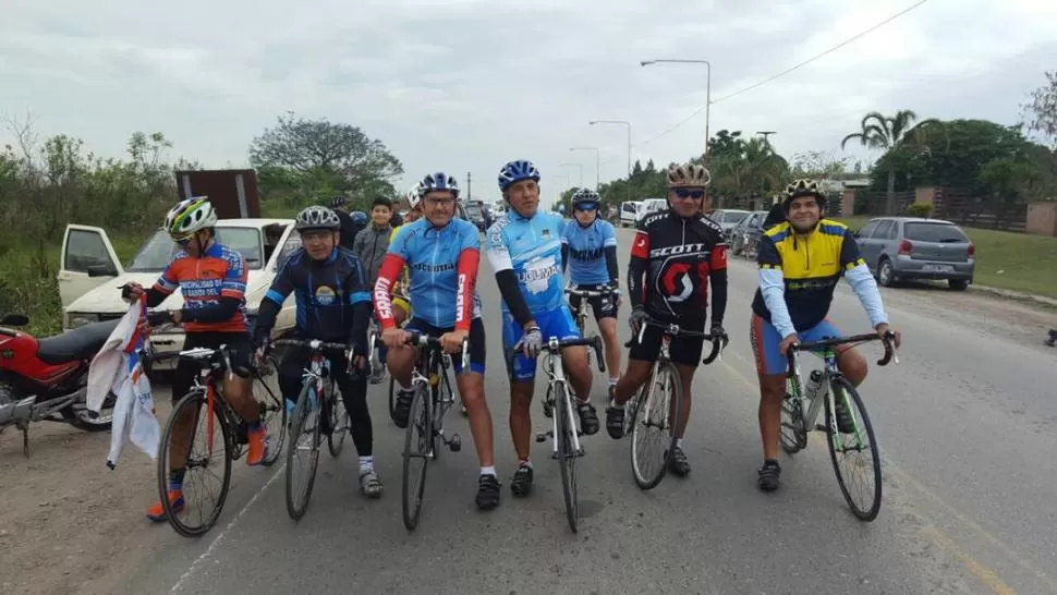 MASTER “C”. Fabián Monge (tercero desde la izquierda) fue el ganador. gentileza Asociación Ciclista Tucumana 