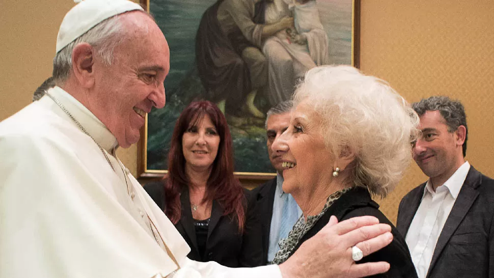 ENCUENTRO. En noviembre de 2014, el Papa recibió a Estela de Carlotto y a su nieto, Guido. REUTERS