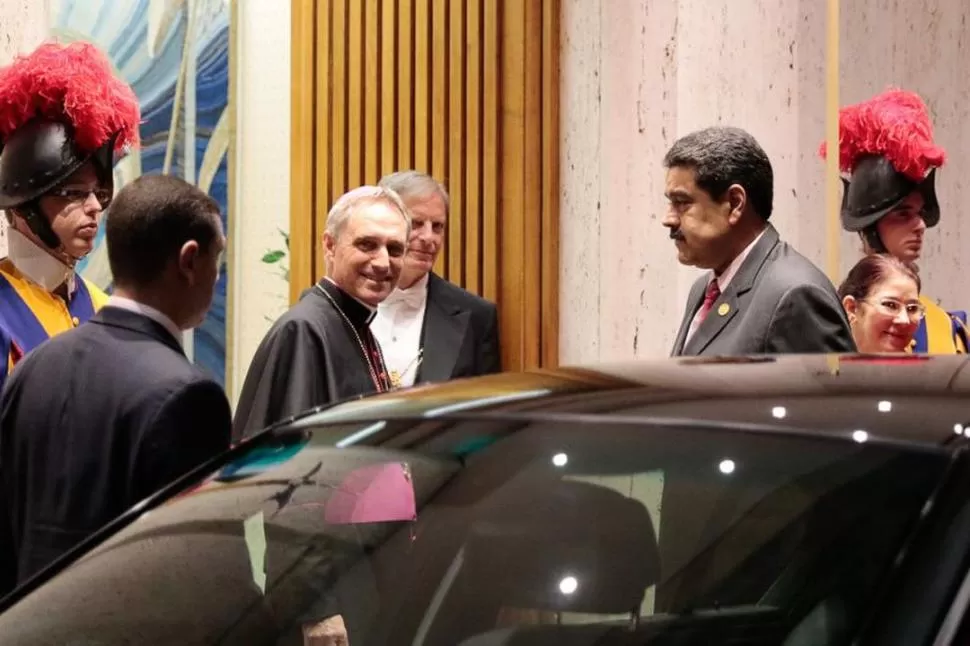 PROTOCOLO. Maduro fue recibido por el presbítero Guido Marini, de la Oficina de las Celebraciones Litúrgicas. twitter @PresidencialVen
