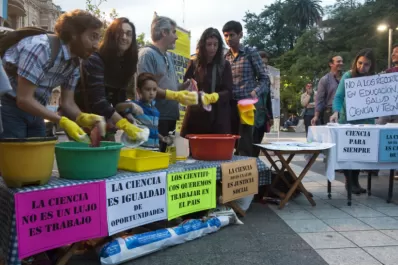 Científicos tucumanos reclamaron contra  el recorte presupuestario
