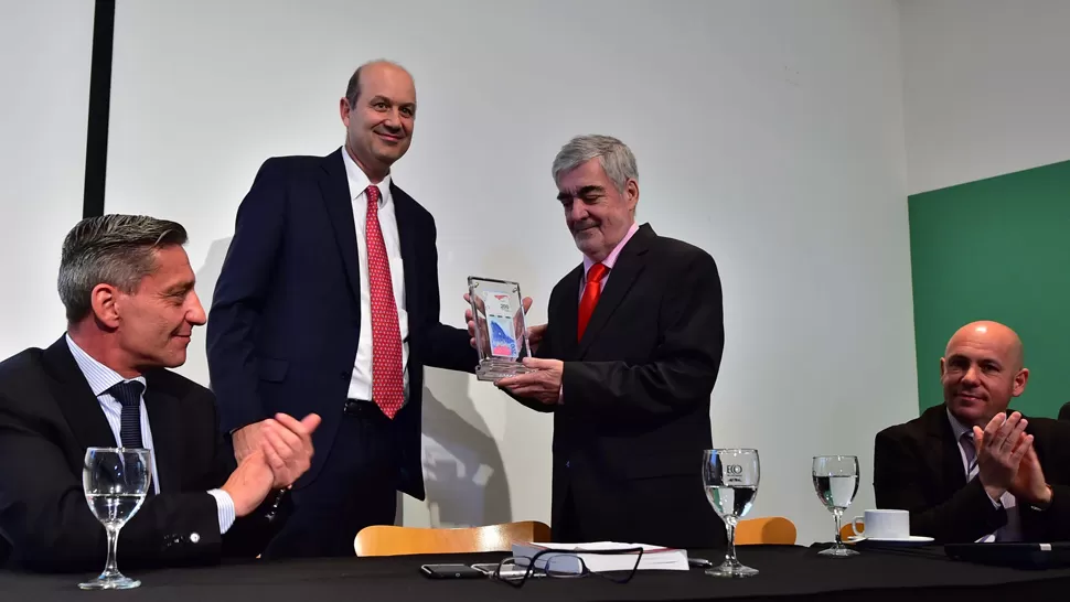 ACTO. El presidente del Banco Central (BCRA), Federico Sturzenegger, junto al  gobernador del Chubut, Mario Das Neves. DYN