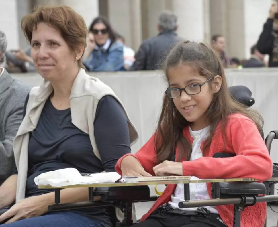 EN ROMA. Verónica, en su silla de ruedas, junto a su mamá, Cecilia, durante la audiencia pública con el Papa. LOS ANDES