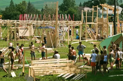 Hello Wood: el campamento estilo Woodstock de arquitectura y diseño