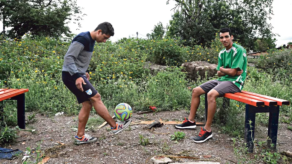 Con el deporte, gambetean a la droga en la pobreza de el Sifón