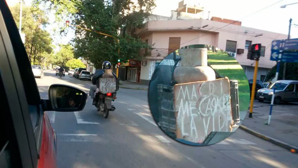 EN CONTRA. El motociclista enganchó el letrero en su moto para manifestarse. 