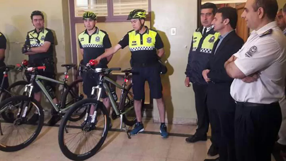 ACTO. El intendente de Concepción, Roberto Sánchez (segundo desde la derecha) encabezó la entrega de las bicicletas a la Policía. 
